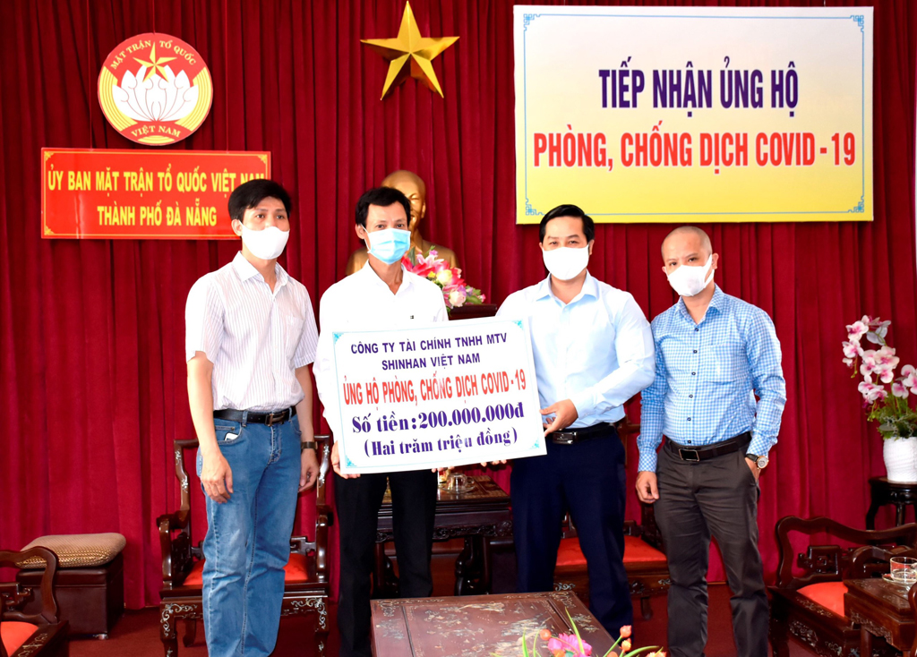 Vào ngày 3.4, số tiền đóng góp 200 triệu đồng cũng được Shinhan Finance tiến hành trao tặng tại Ủy ban MTTQ Việt Nam TP.Đà Nẵng