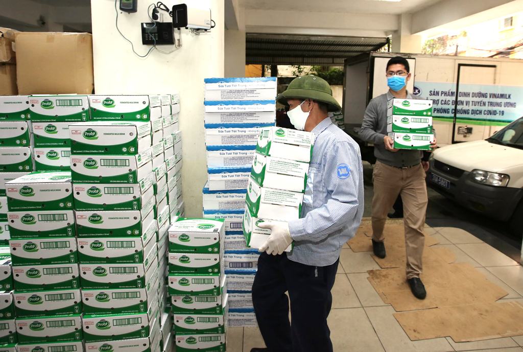 Hơn 20.000 sản phẩm sữa đã được Vinamilk gửi tặng đến các cán bộ, nhân viên, chuyên viên của Viện Vệ sinh dịch tễ Trung ương đang hằng ngày chiến đấu với dịch Covid-19