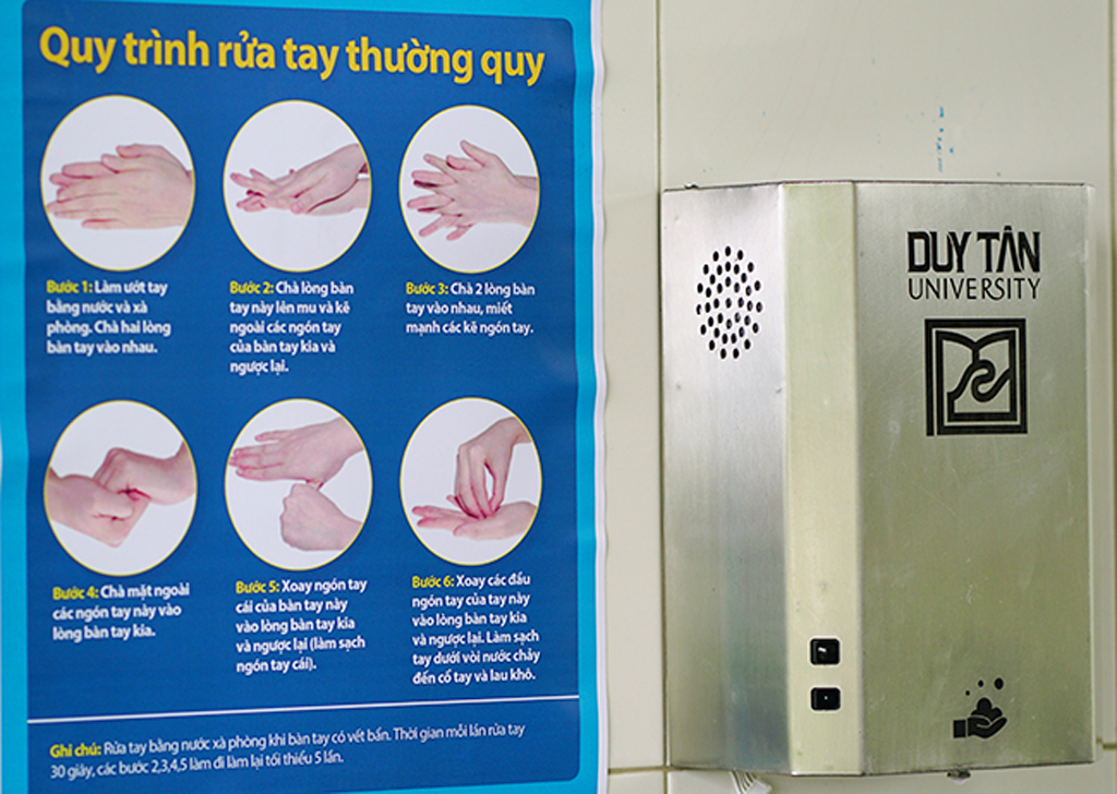 Thiết bị Hướng dẫn rửa tay đúng cách bằng giọng nói được lắp đặt tại ĐH Duy Tân