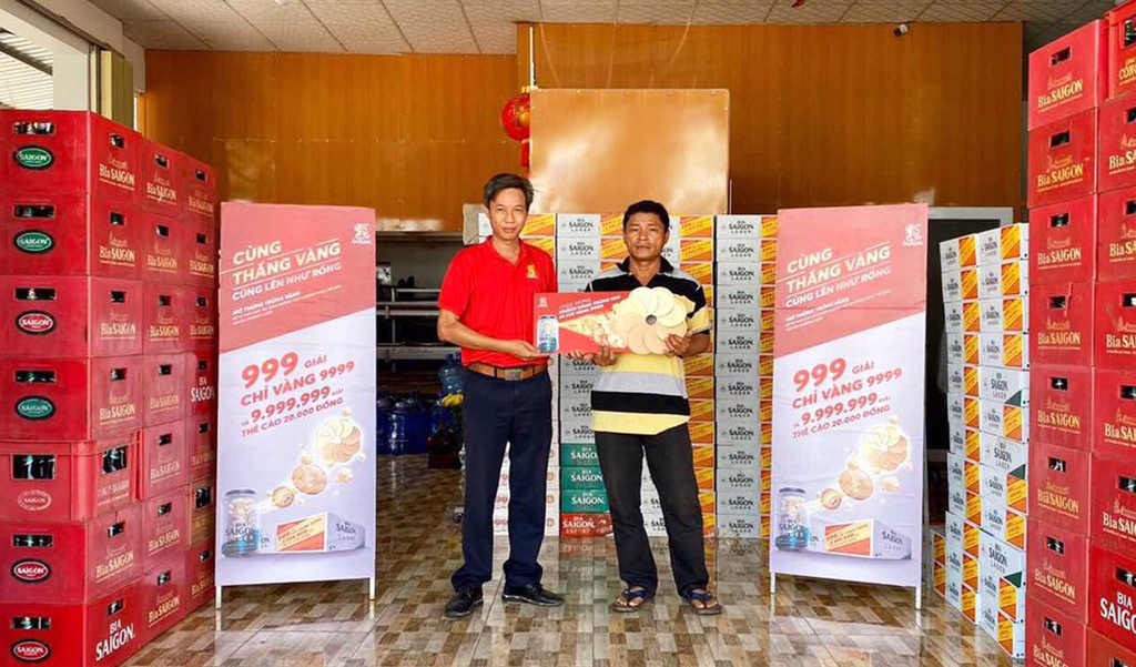 Anh Nguyễn Văn Dũng - Bình Thuận nhận giải thưởng 1 chỉ vàng 9999 tại cơ sở Bia Saigon ngày 31.3