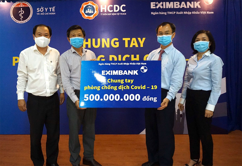 Ông Đào Hồng Châu - Phó tổng giám đốc Eximbank (thứ hai từ bên phải) đại diện Công đoàn Eximbank trao tặng 500 triệu đồng cho đại diện Trung tâm kiểm soát bệnh tật TP.HCM