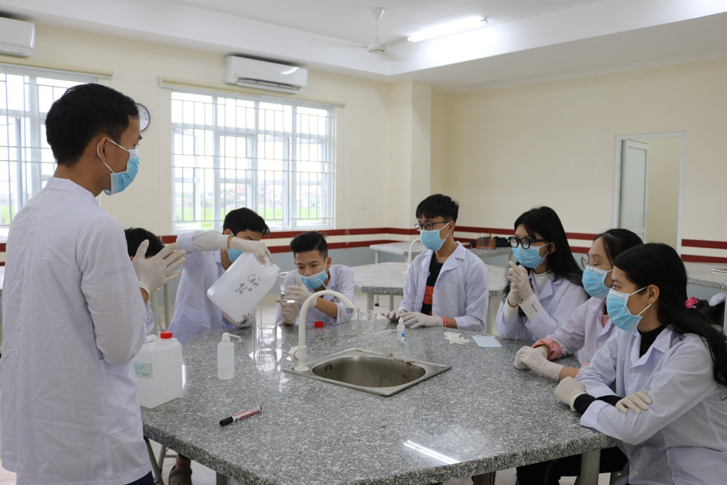 Chung tay cùng cộng đồng phòng chống Covid-19, dưới sự hướng dẫn của giáo viên, học sinh lớp 10 iSchool Hà Tĩnh đã điều chế thành công nước rửa tay khô Nano bạc theo tiêu chuẩn của Tổ chức Y tế thế giới (WHO)