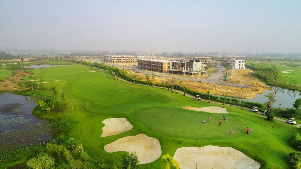 Đô thị sân golf là khu đô thị được xây dựng liền kề hoặc trong sân golf 