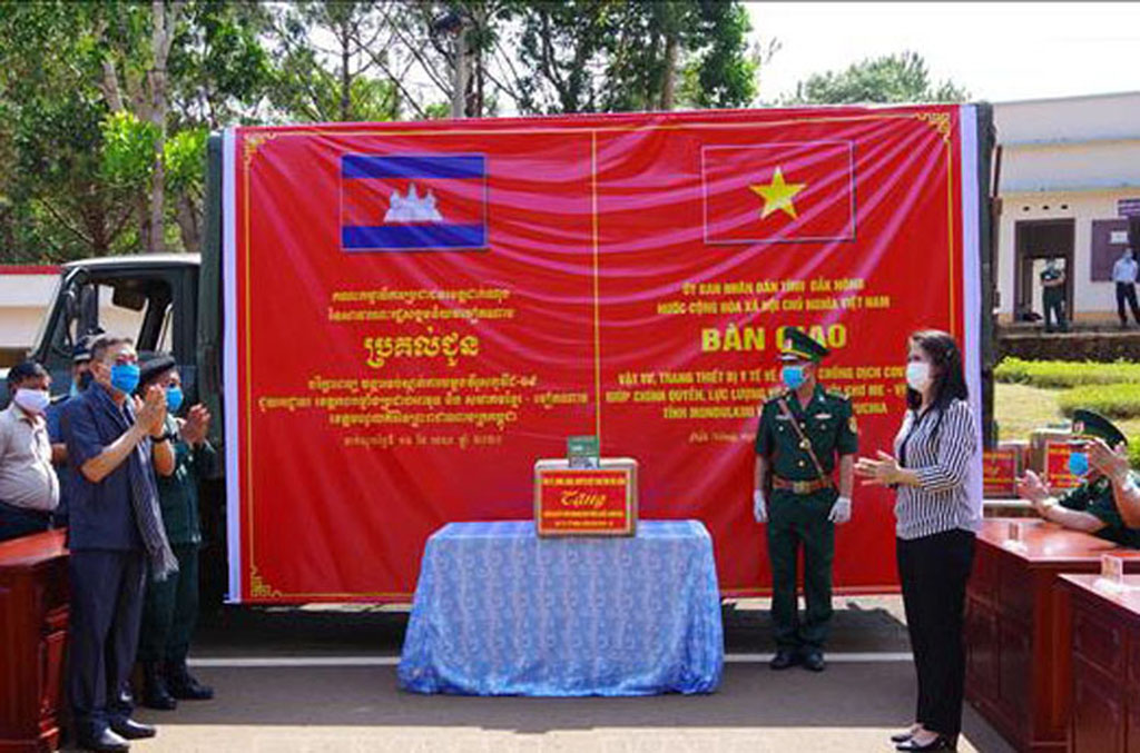 Bà Tôn Thị Ngọc Hạnh, Phó chủ tịch UBND tỉnh Đắk Nông (phải), trao tặng vật tư y tế chống dịch Covid-19 cho tỉnh Mondulkiri (Campuchia)  Ảnh: Hoàng Bình