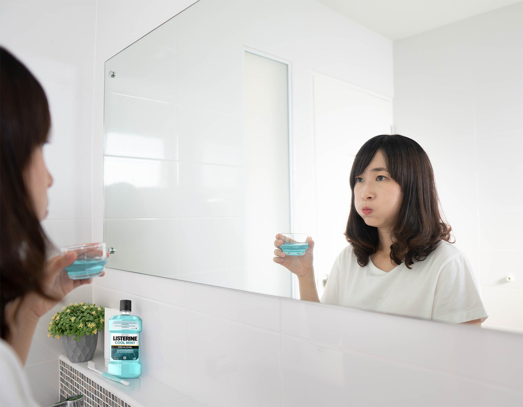  Theo các chuyên gia y tế, việc súc miệng bằng dung dịch sát khuẩn giống như chốt chặn cuối cùng để tiêu diệt các mầm bệnh tấn công sâu vào trong cơ thể. Hiện nay trên thị trường đã có loại nước súc miệng sát khuẩn không cay, dễ sử dụng cho cả gia đình