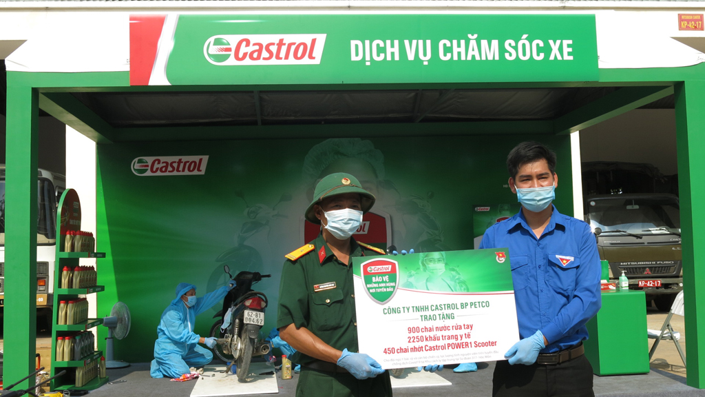 Castrol kiểm tra thay nhớt miễn phí và tặng quà cho khoảng 4.000 người hùng trên tuyến đầu tại Hà Nội và TP.HCM. Ảnh: Y Linh