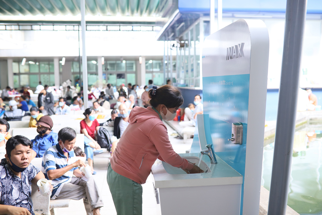 15 trạm rửa tay tiêu chuẩn cao của INAX được lắp đặt tại các bệnh viện lớn là: Chợ Rẫy, Từ Dũ, Phụ sản Hà Nội, Xanh Pôn và Hữu nghị Việt Đức