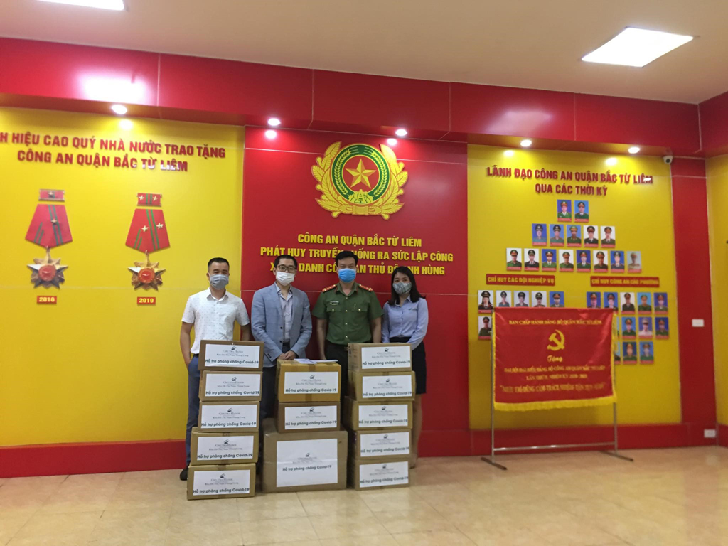 Đại diện Ciputra Hanoi tặng Công an quận Bắc Từ Liêm những nhu yếu phẩm để phòng chống dịch Covid-19