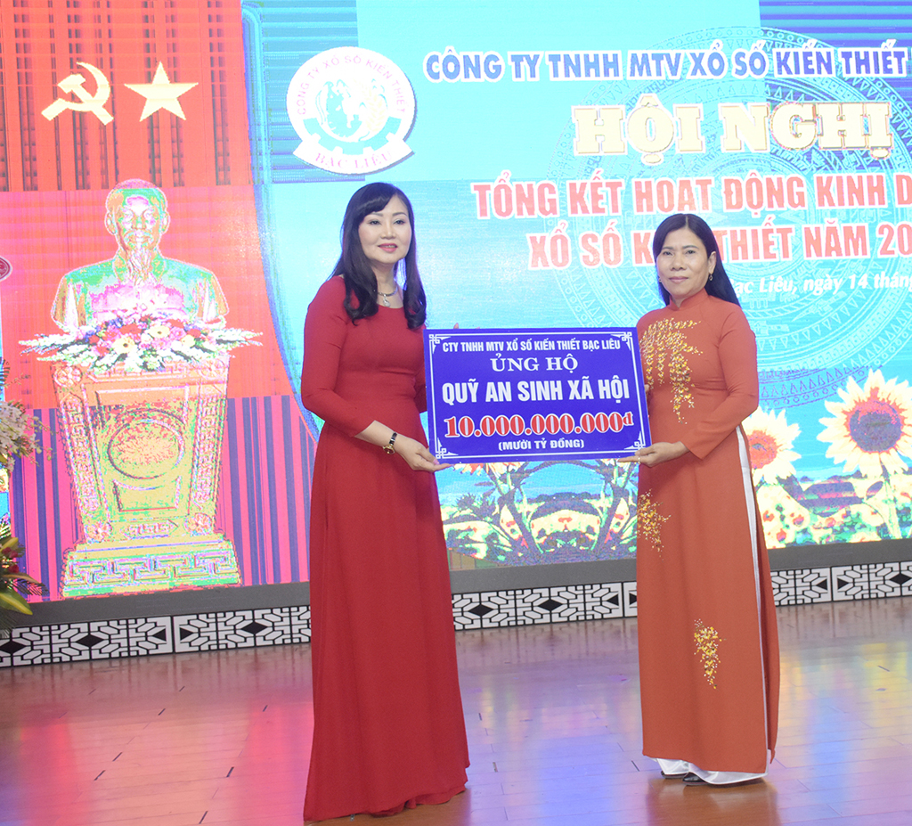 Bà Nguyễn Ngọc Thúy (trái) trao tiền ủng hộ Quỹ an sinh xã hội tỉnh Bạc Liêu. Ảnh: Trần Thanh Phong 