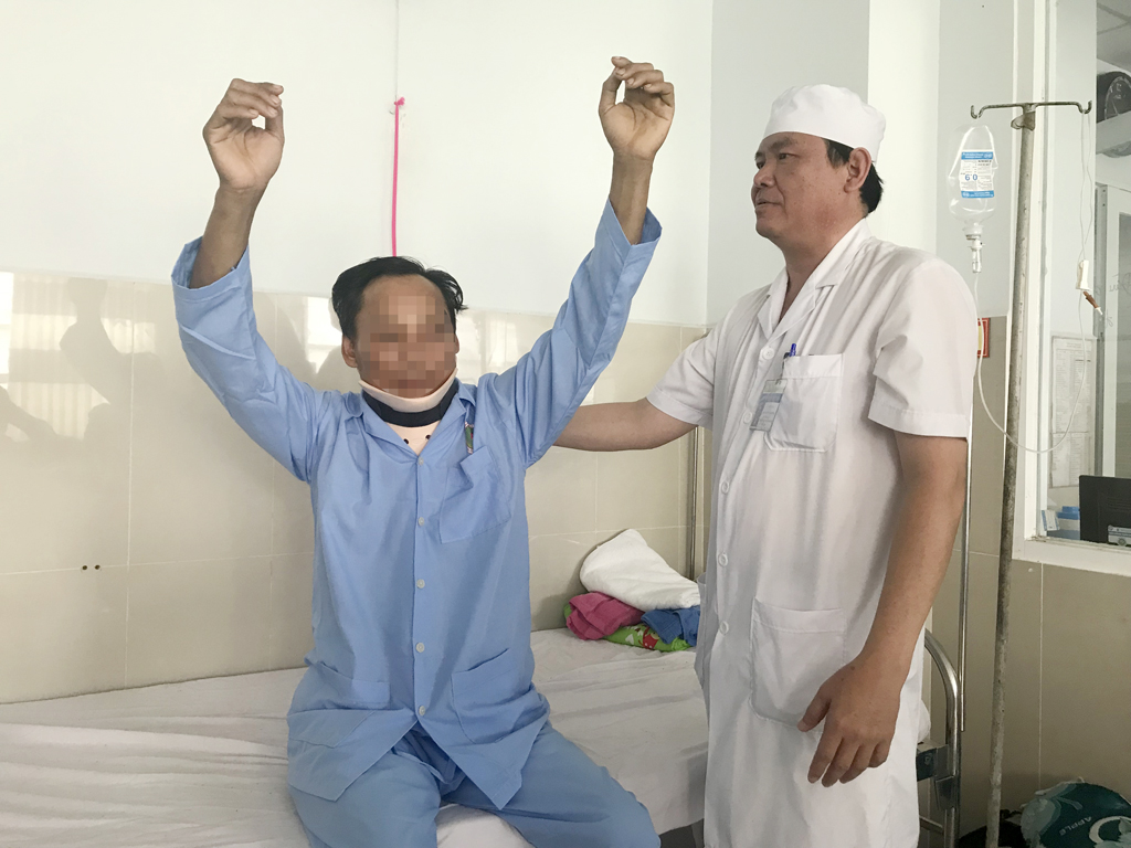 BS.CK2 Lê Văn Công thăm khám bệnh nhân L. - Ảnh: Hồ Hiếu Trung