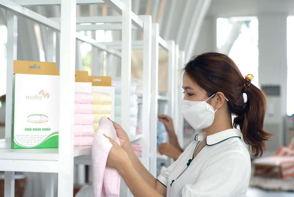 Khách hàng trải nghiệm sản phẩm khăn kháng khuẩn Phong Phú tại showroom (Nguồn ảnh: Phong Phú Corp)