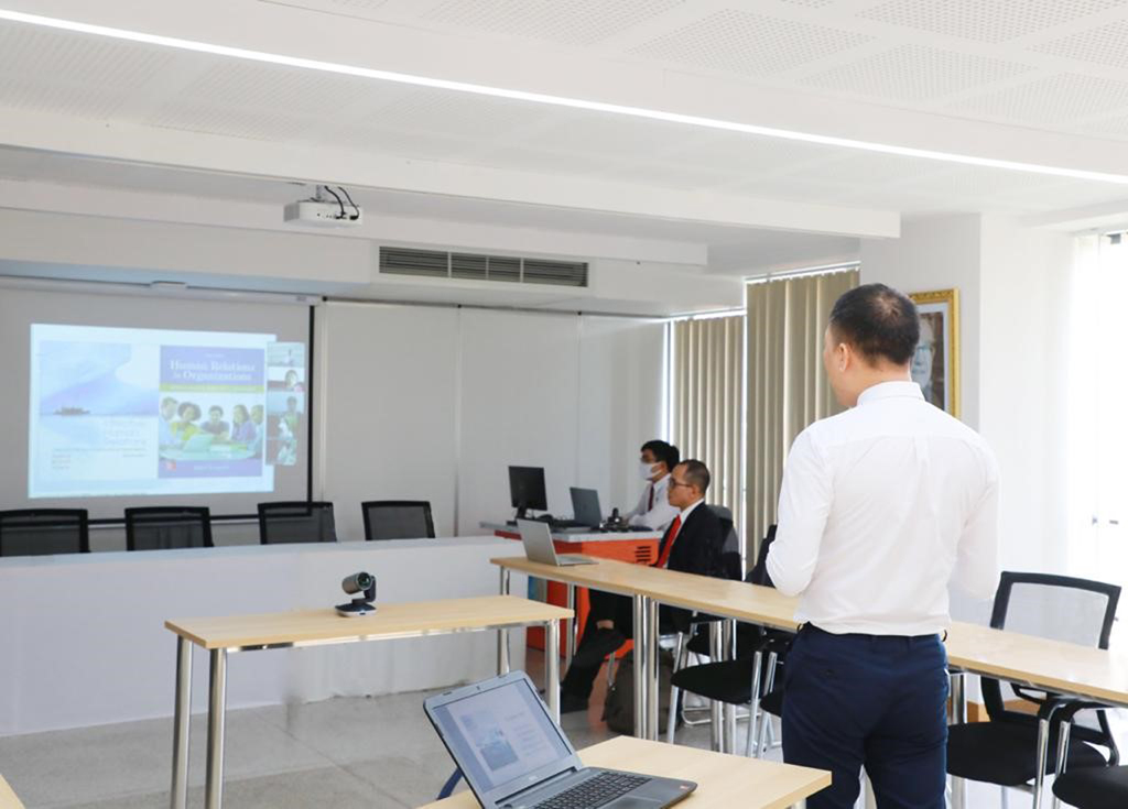 Giảng viên Trường đại học Quốc tế Sài Gòn trong giờ dạy học trực tuyến