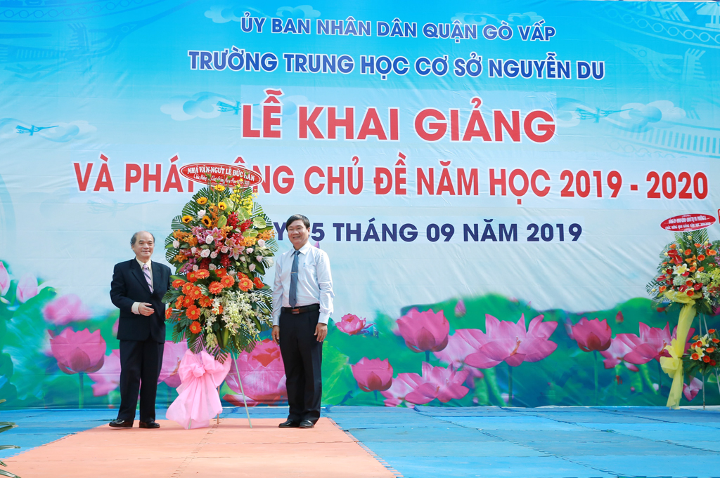  Nhà văn Lê Đức Hân tặng hoa cho trường Nguyễn Du nhân dịp khai giảng năm học mới - Ảnh Đức Nguyễn