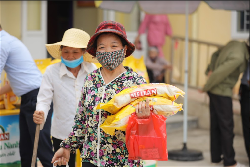 Nụ cười rạng rỡ sau lớp khẩu trang của bà con khi nhận suất hỗ trợ