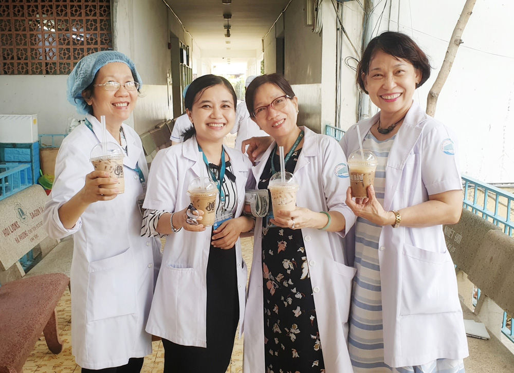 Bác sĩ Huệ Tài (ngoài cùng, bên phải) cùng những y bác sĩ Bệnh viện Bệnh Nhiệt đới tại TP.HCM bên những ly thức uống yêu thích 
