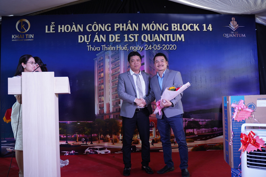 Đại diện Khải Tín Group tặng hoa tri ân cho đơn vị thầu xây dựng - Ảnh: Phú Thành