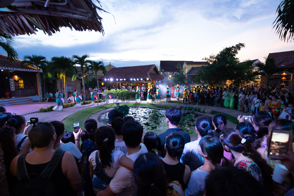 Công viên Ấn tượng Hội An bừng sáng trở lại với chương trình nghệ thuật thực cảnh Ký ức Hội An - Ảnh: Phú Thành