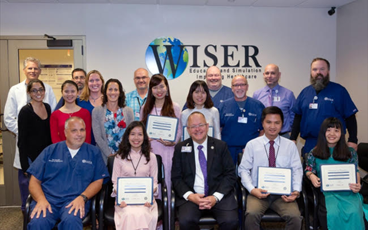 Lễ tổng kết Trao Giấy chứng nhận cho đoàn giảng viên ĐH Duy Tân khi kết thúc thời gian 8 tuần tập huấn tại Trung tâm WISER, UPMC, Pittsburgh, PA (Hoa Kỳ) vào mùa hè năm 2018