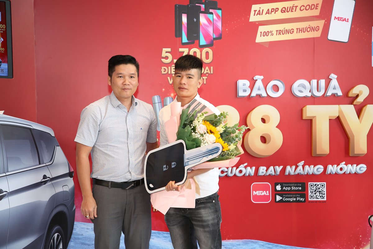 Anh Hà Mạnh Tân (bên phải) là người trúng giải thật sự tuần 2 