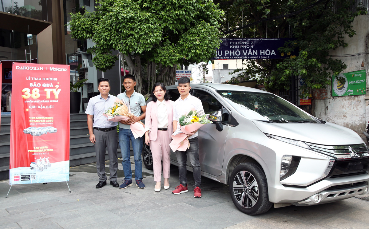 BTC trao xe ô tô cho anh Tuấn (thứ 2 từ trái sang) và anh Tân (đầu tiên, bên phải) 