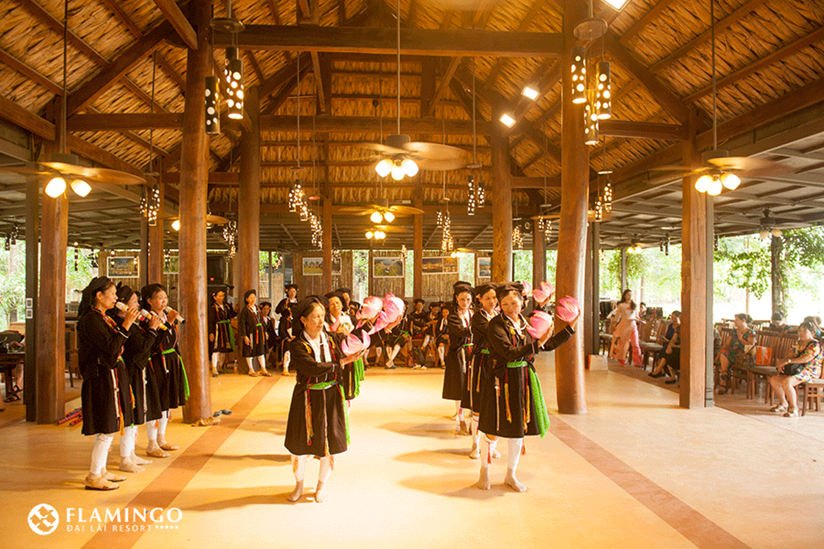 Biểu diễn dân ca Sán Dìu tại The Beach