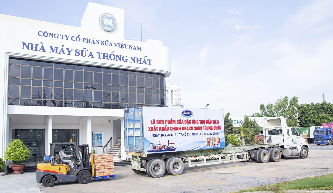 Lô sữa đặc Ông Thọ được Vinamilk xuất khẩu đi Trung Quốc trong tháng 4.2020