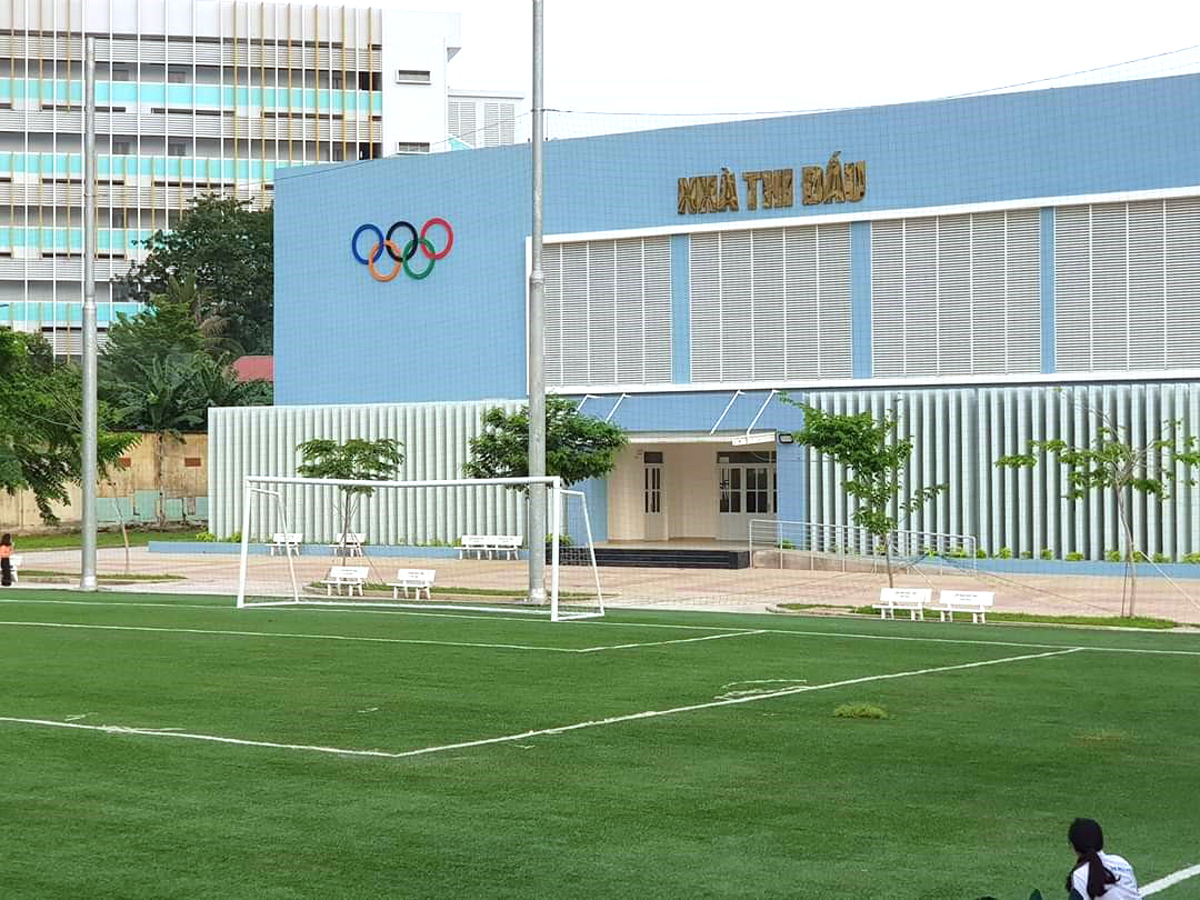 Một góc khuôn viên sân vận động, nhà thi đấu thể thao tại BUH 