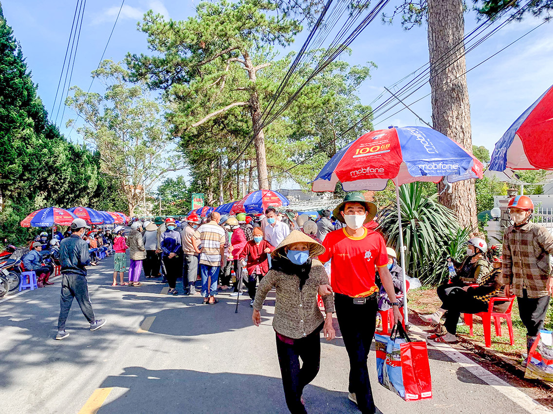 Đoàn thanh niên MobiFone tỉnh Lâm Đồng giúp đỡ các cụ già tại những ngày diễn ra chương trình “Siêu thị 0 đồng - Chung tay đại thắng dịch Covid-19”