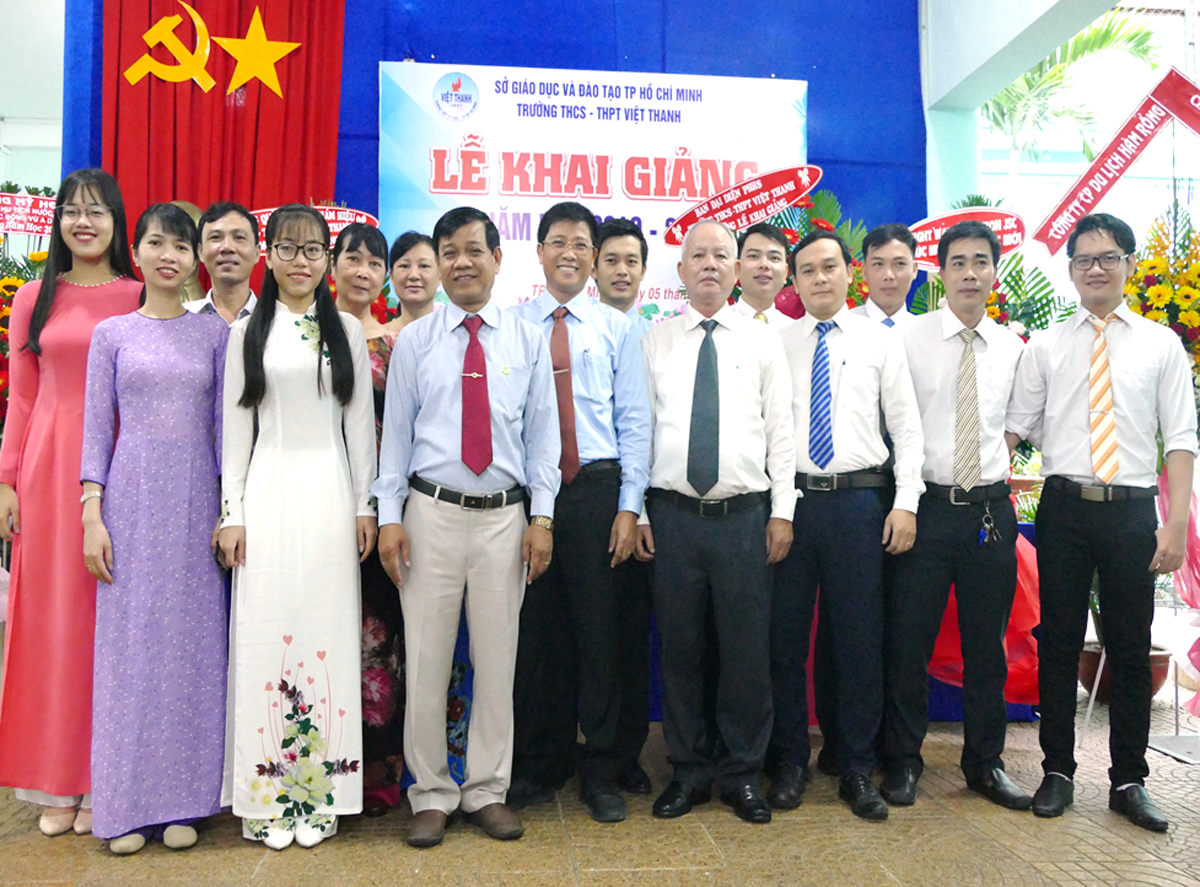 Hội đồng quản trị và tập thể giáo viên Trường Việt Thanh trong lễ khai giảng năm học 2019 - 2020