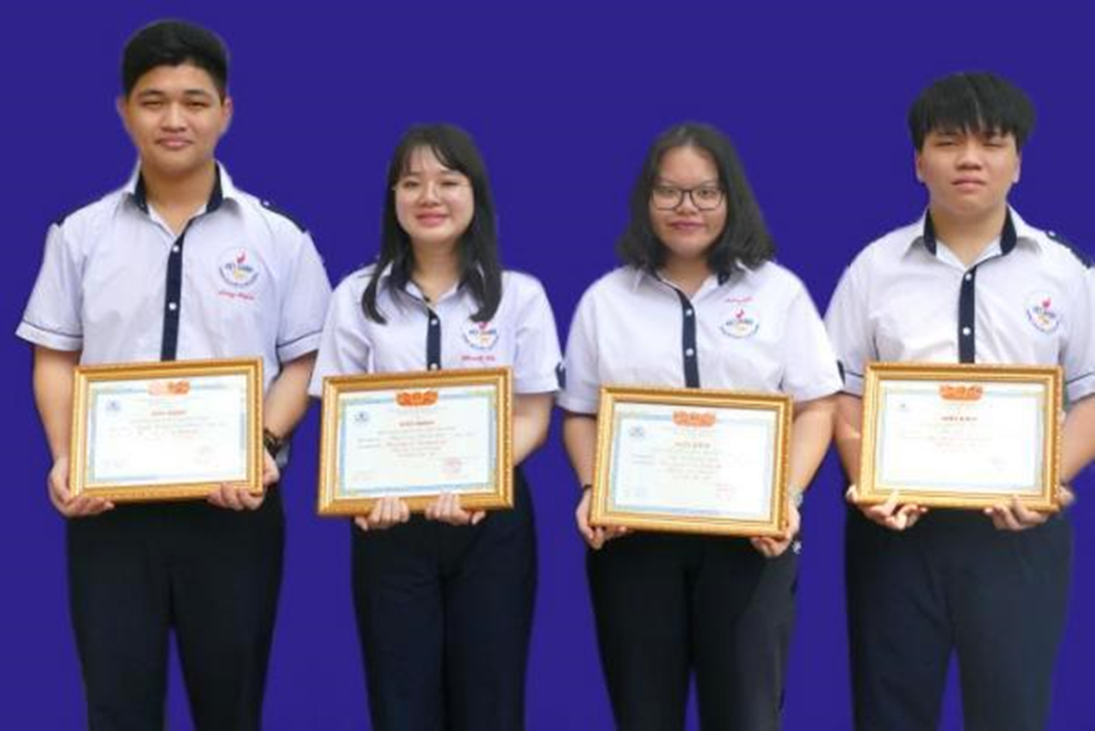Học sinh đạt giải tại kỳ thi học sinh giỏi của TP.HCM - Từ trái sang: Quang Khánh, Thanh Hiền, Hoàng Anh, Phúc Kiến