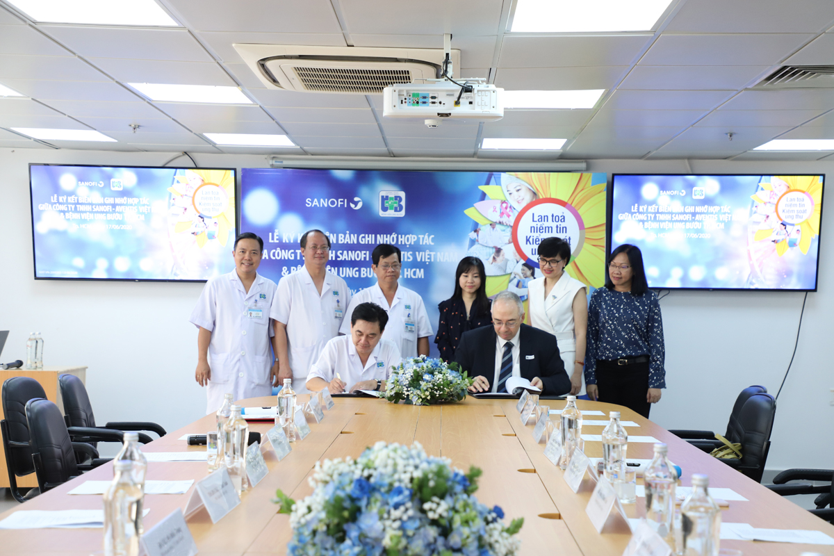 Buổi ký kết đã diễn ra tại Bệnh viện Ung Bướu TP.HCM với sự góp mặt của Ban lãnh đạo Bệnh viện Ung Bướu TP.HCM và đại diện Công ty TNHH Sanofi-Aventis Việt Nam