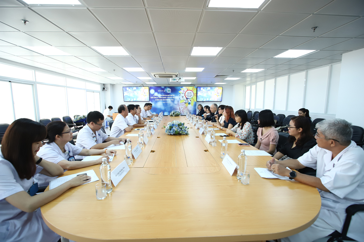  Thông qua ký kết, Công ty TNHH Sanofi-Aventis Việt Nam sẽ phối hợp cùng Bệnh viện Ung Bướu TP.HCM tổ chức các chương trình hội thảo khoa học thường niên cập nhật kiến thức mới trong điều trị ung thư, các chương trình truyền thông giáo dục sức khỏe và tài trợ cho đội ngũ chuyên gia y tế của bệnh viện tham dự các hội nghị trong và ngoài nước