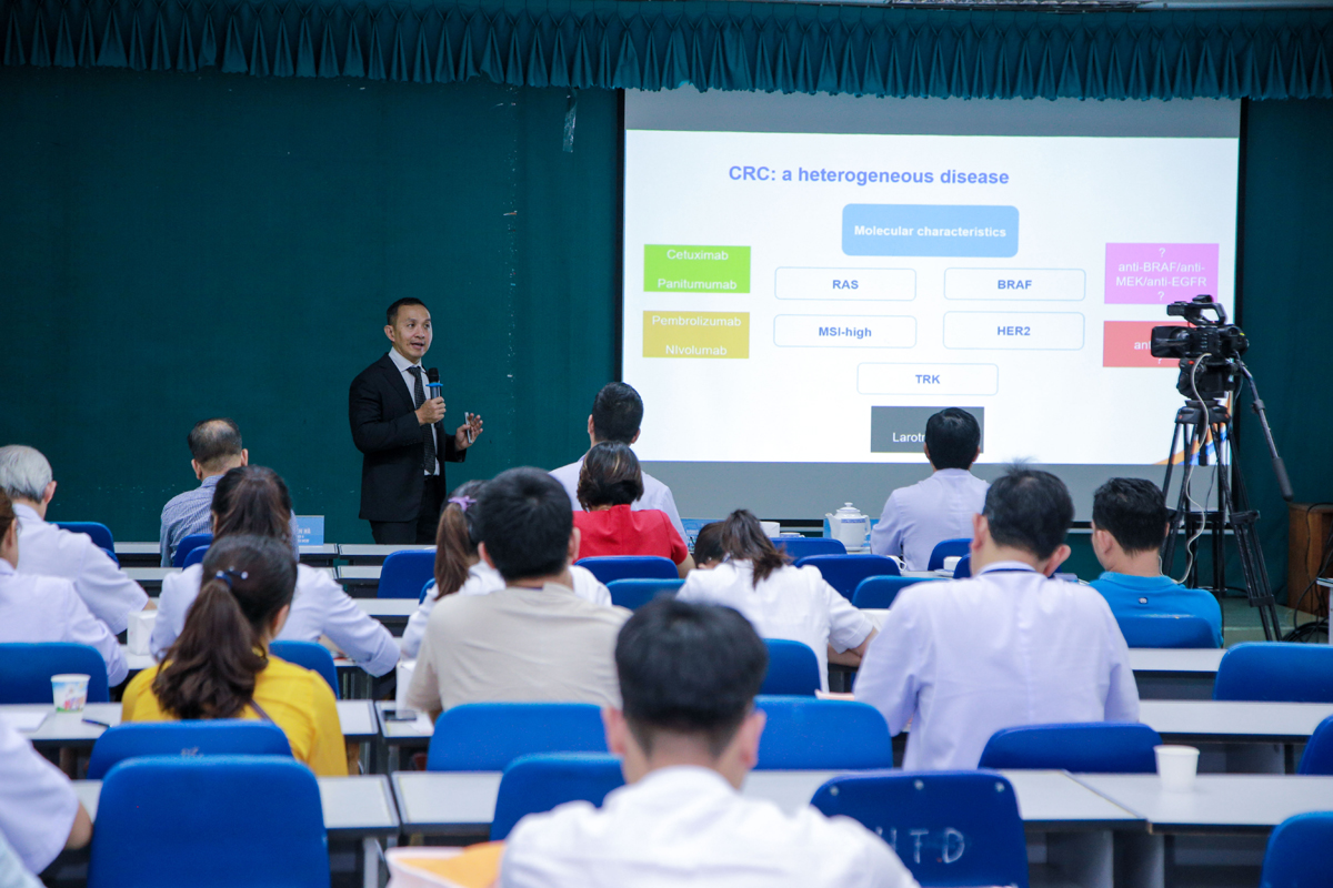  Hình ảnh Hội nghị khoa học phối hợp giữa Bệnh viện Ung Bướu TP.HCM và Công ty Sanofi Việt Nam trong năm 2019 với sự tham dự của báo cáo viên nước ngoài và được truyền trực tuyến đến các bệnh viện vệ tinh