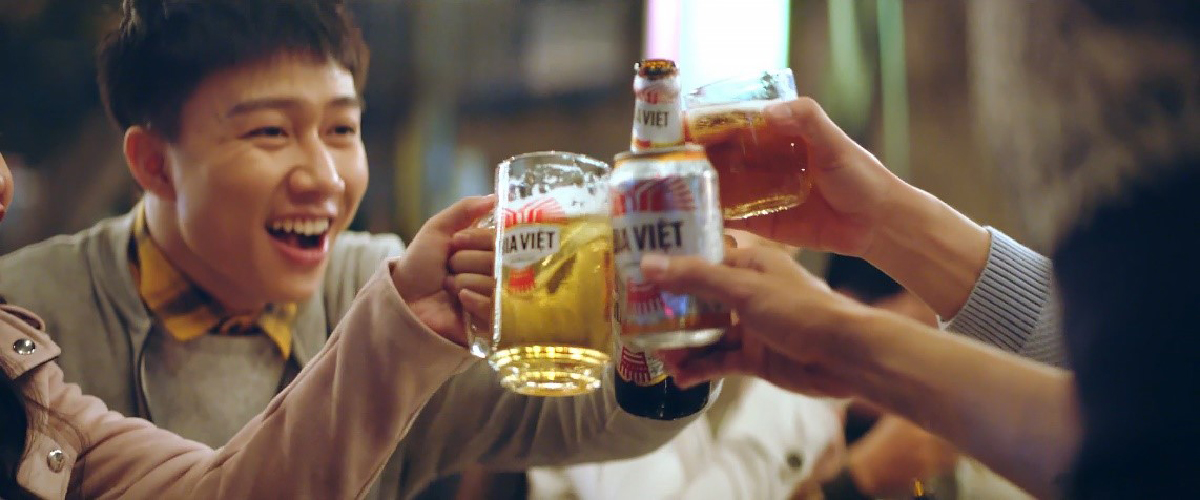 Bia Việt, cùng nâng ly uống mừng chúng ta