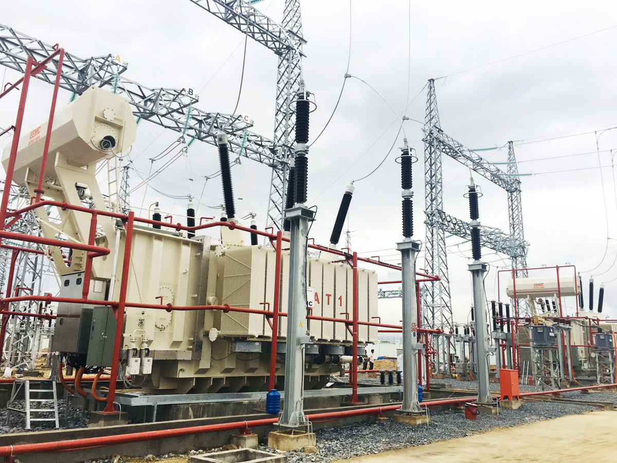 Công nhân TBA 220 kV Ninh Phước thao tác đóng điện