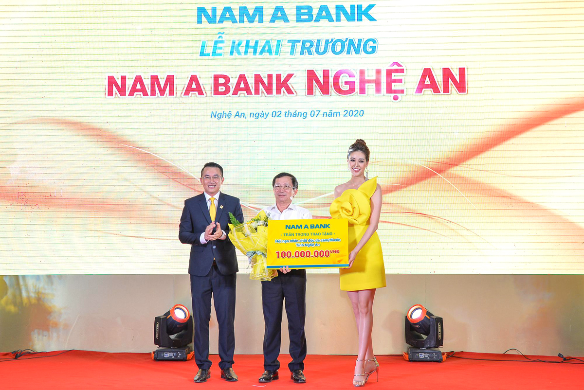 Đại sứ Nam A Bank - Hoa hậu Hoàn vũ Việt Nam 2019 Nguyễn Trần Khánh Vân trao tặng 100 triệu đồng đến Hội nạn nhân chất độc da cam tỉnh Nghệ An 
