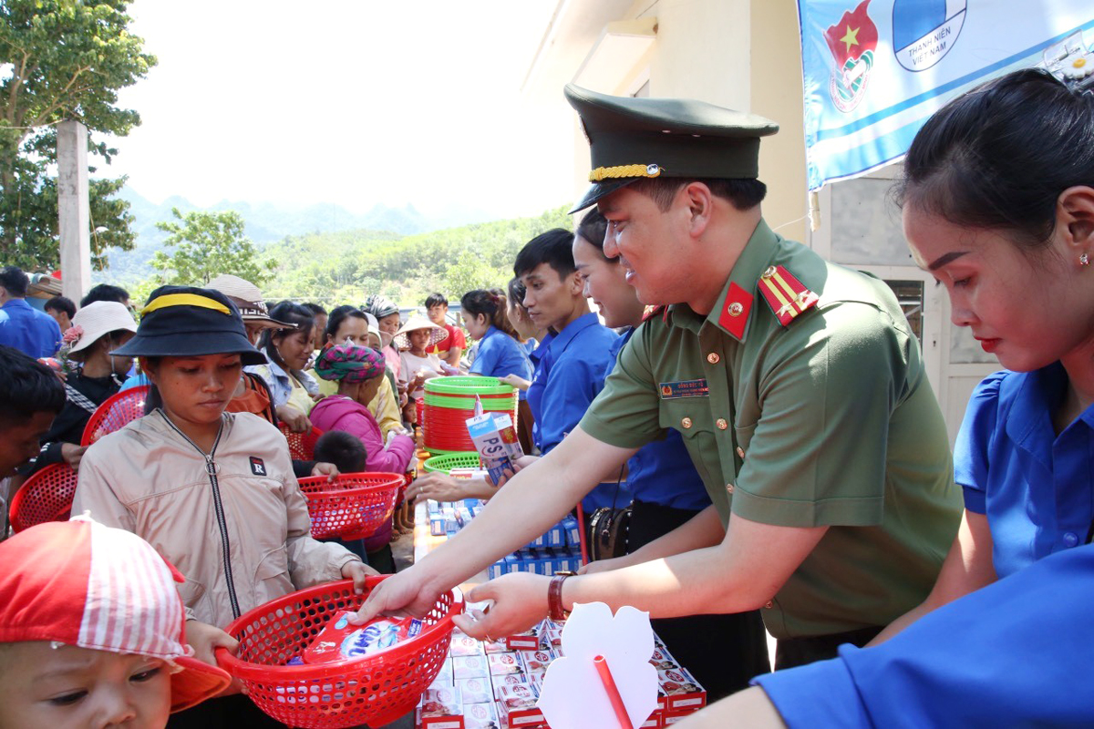 Hoạt động trao quà cho bà con dân tộc Chứt tại xã Dân Hóa, huyện Minh Hóa, tỉnh Quảng Bình