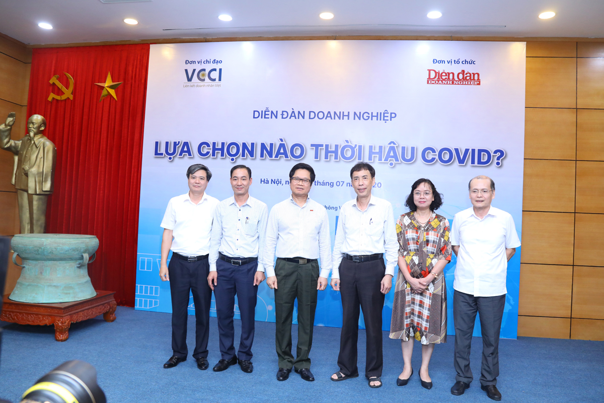 Bà Nguyễn Thị Thanh Hương- Phó Tổng cục trưởng Tổng cục Du lịch chia sẻ về doanh nghiệp du lịch thích ứng với điều kiện “bình thường mới”