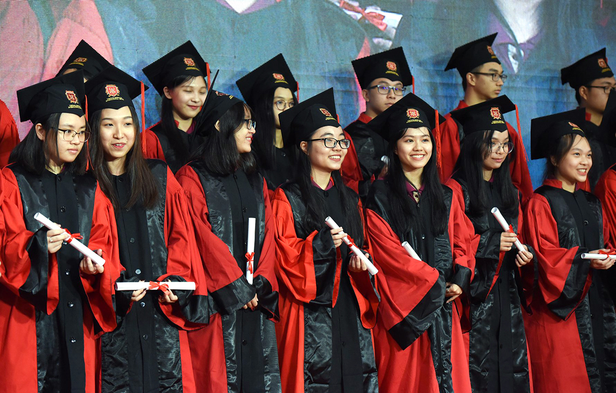 Nguyễn Thúy Quỳnh (giữa), đại diện cho những thế hệ học sinh tài năng và bản lĩnh tại VAS