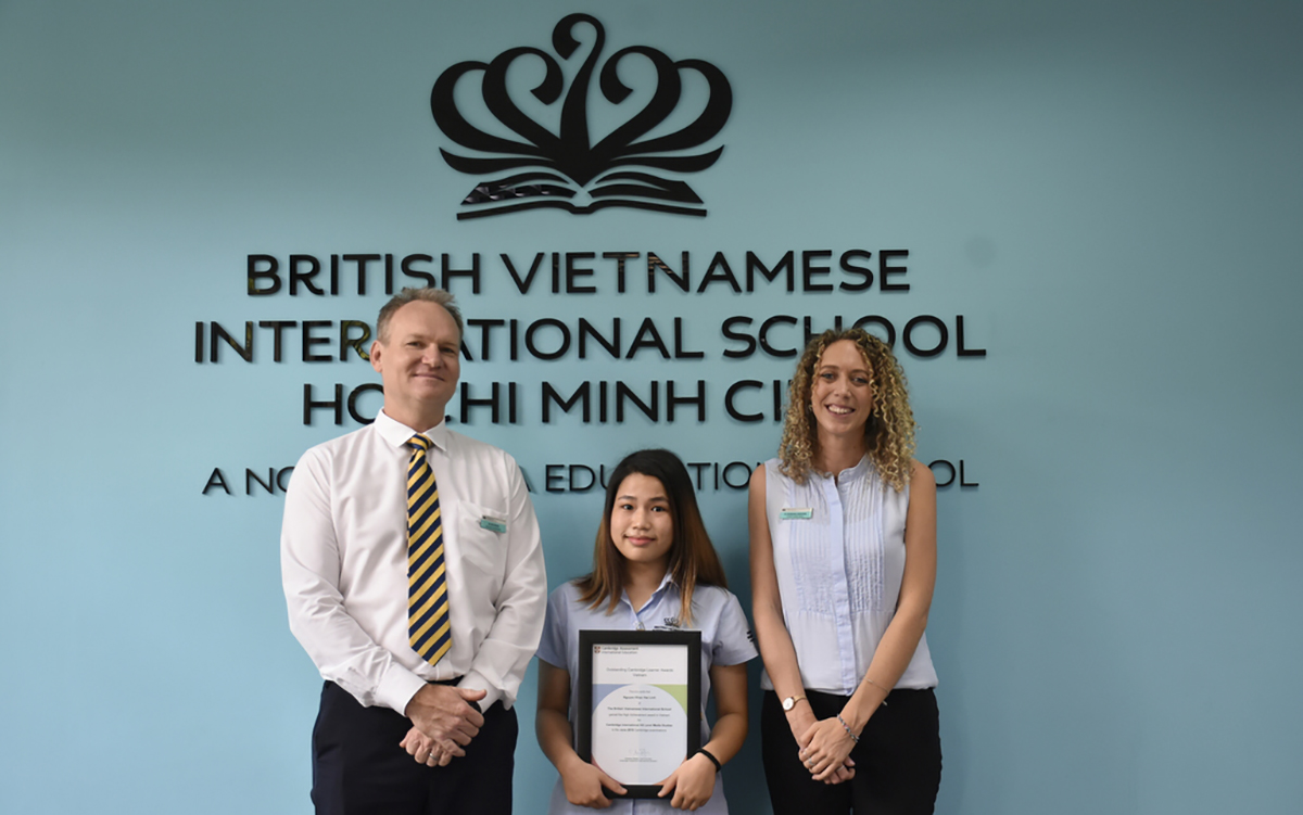 Cao Khoa nhận chứng chỉ thành tích thành tích Tiền Tú Tài Anh AS Level xuất sắc tại Việt Nam đối với bộ môn Âm nhạc năm 2019