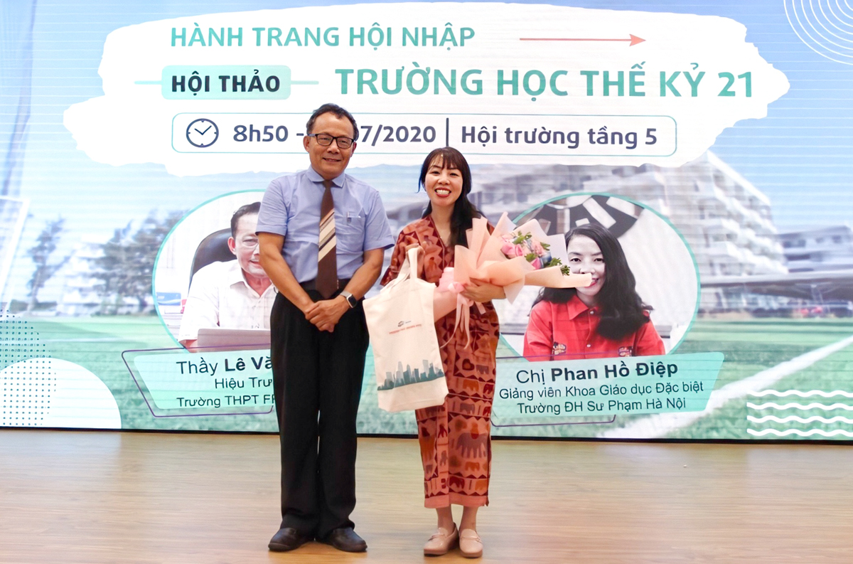 Hiệu trưởng nhà trường Thầy Lê Văn Duẩn và diễn giả Phan Hồ Điệp trong buổi hội thảo