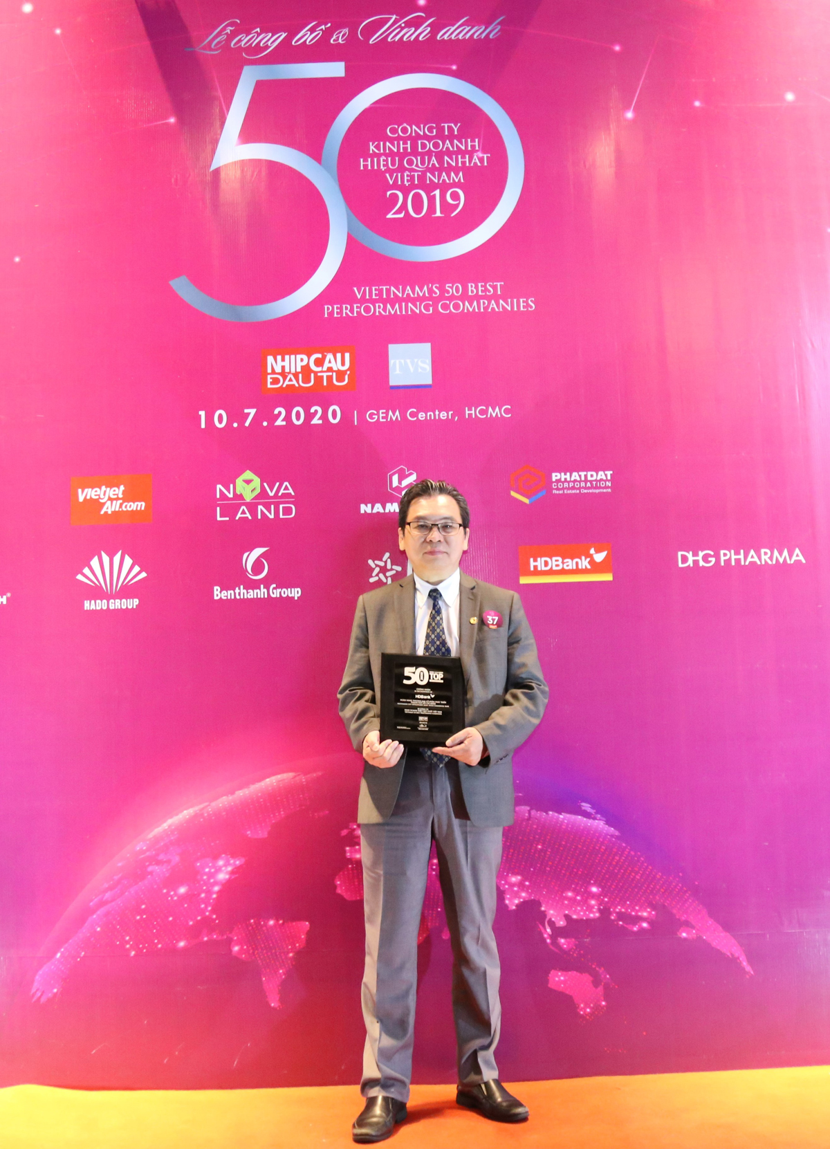 Ông Trần Hoài Phương - Giám đốc Khối KHDN, đại diện HDBank nhận danh hiệu Top những Công ty Kinh doanh Hiệu quả nhất Việt Nam