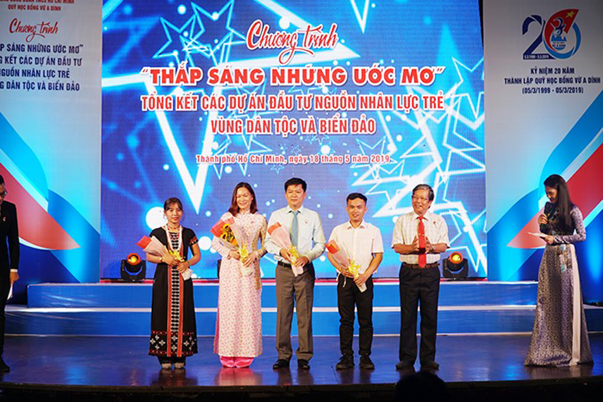 TS-BS Nguyễn Phan Tú Dung - Giám đốc Bệnh viện JW Hàn Quốc (chính giữa) vinh dự là một trong những đại biểu được vinh danh trong chương trình kỷ niệm 20 năm Quỹ học bổng Vừ A Dính, hỗ trợ học sinh và sinh viên nghèo hiếu học giai đoạn 1999 - 2019