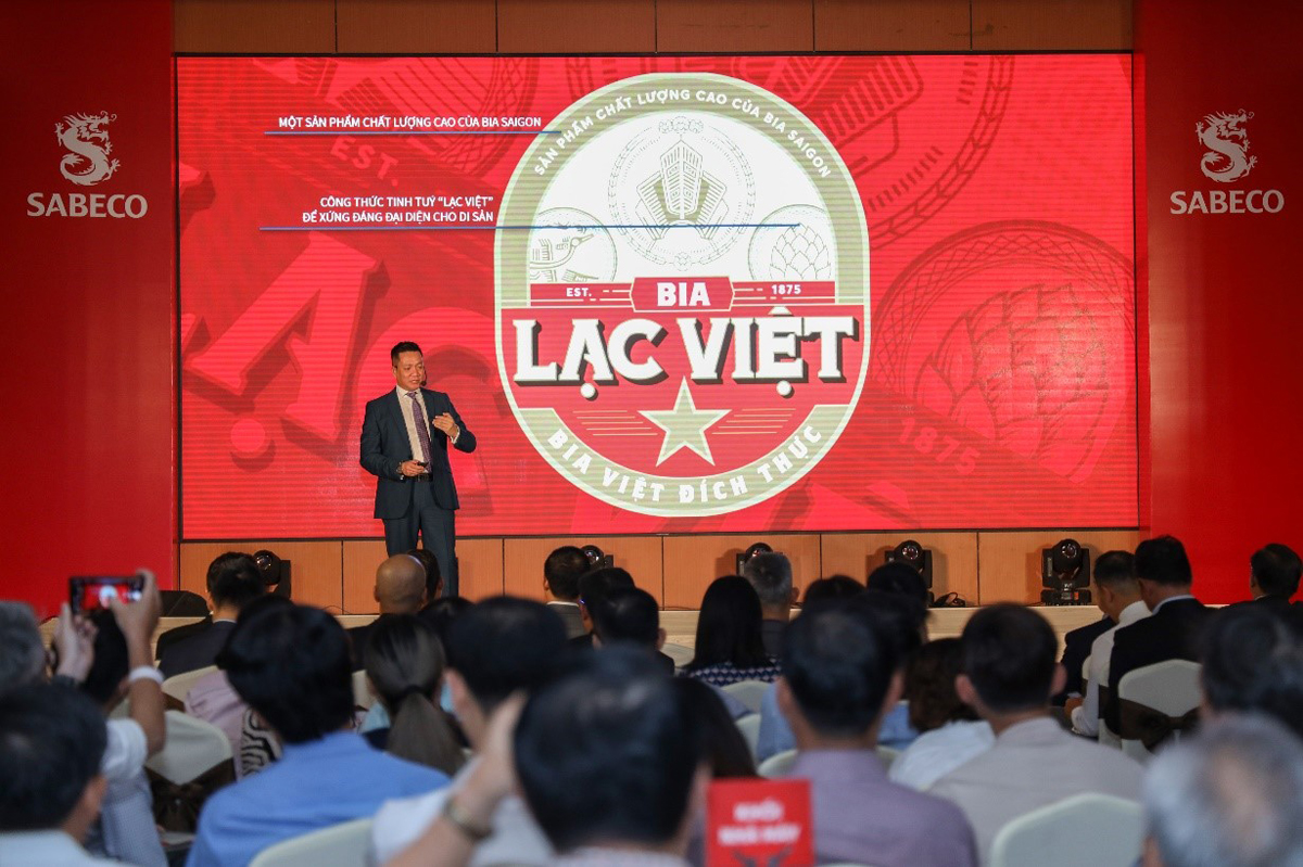 Ông Hoàng Đạo Hiệp - Phó tổng giám đốc phụ trách SABECO giới thiệu về Bia Lạc Việt