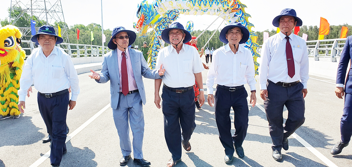  Đoàn lãnh đạo tỉnh Long An và VWSLA tham dự lễ khánh thành 2 cây cầu và đường dẫn vào dự án     Ảnh: T.T