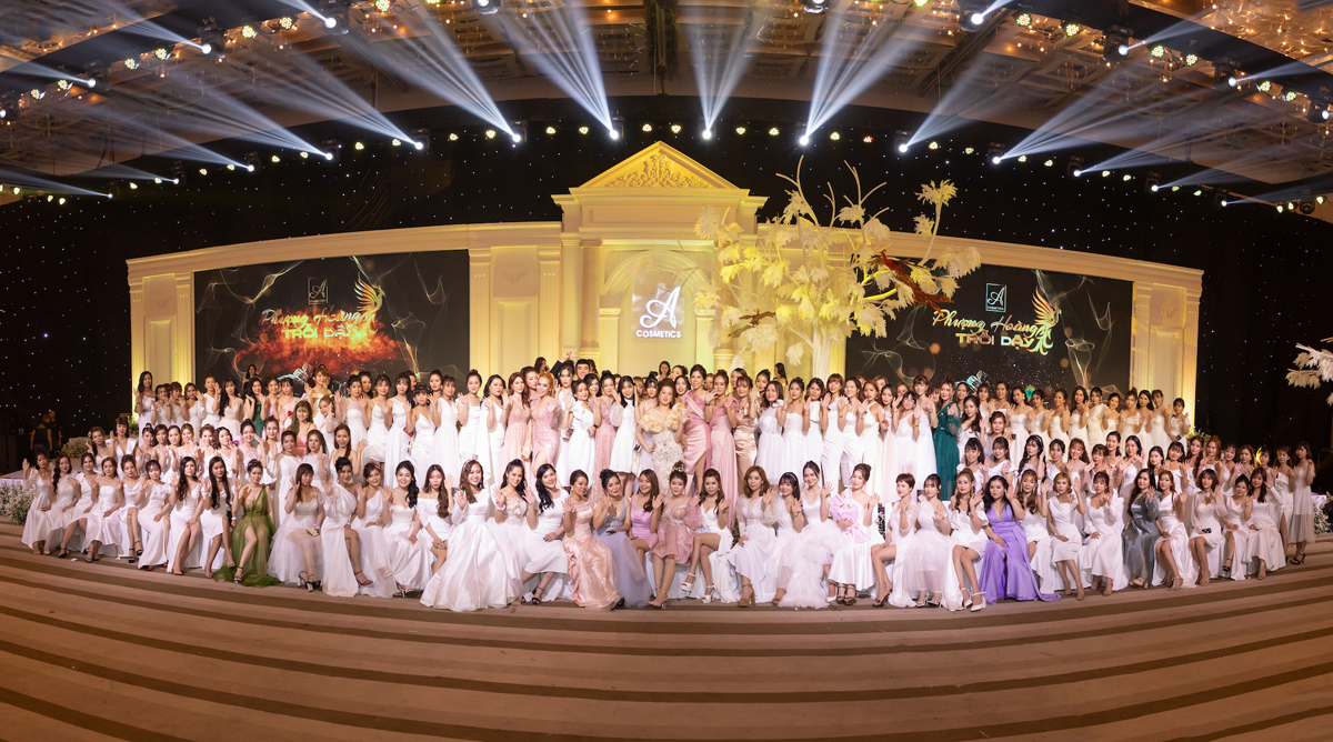CEO 9X Phương Anh chụp hình kỷ niệm cùng các khách mời và cùng cam kết tiếp tục nắm chặt tay nhau để bước những hành trình mới rực rỡ hơn trong tương lai với A Cosmetics - Nguồn ảnh: Sen Việt Multimedia 