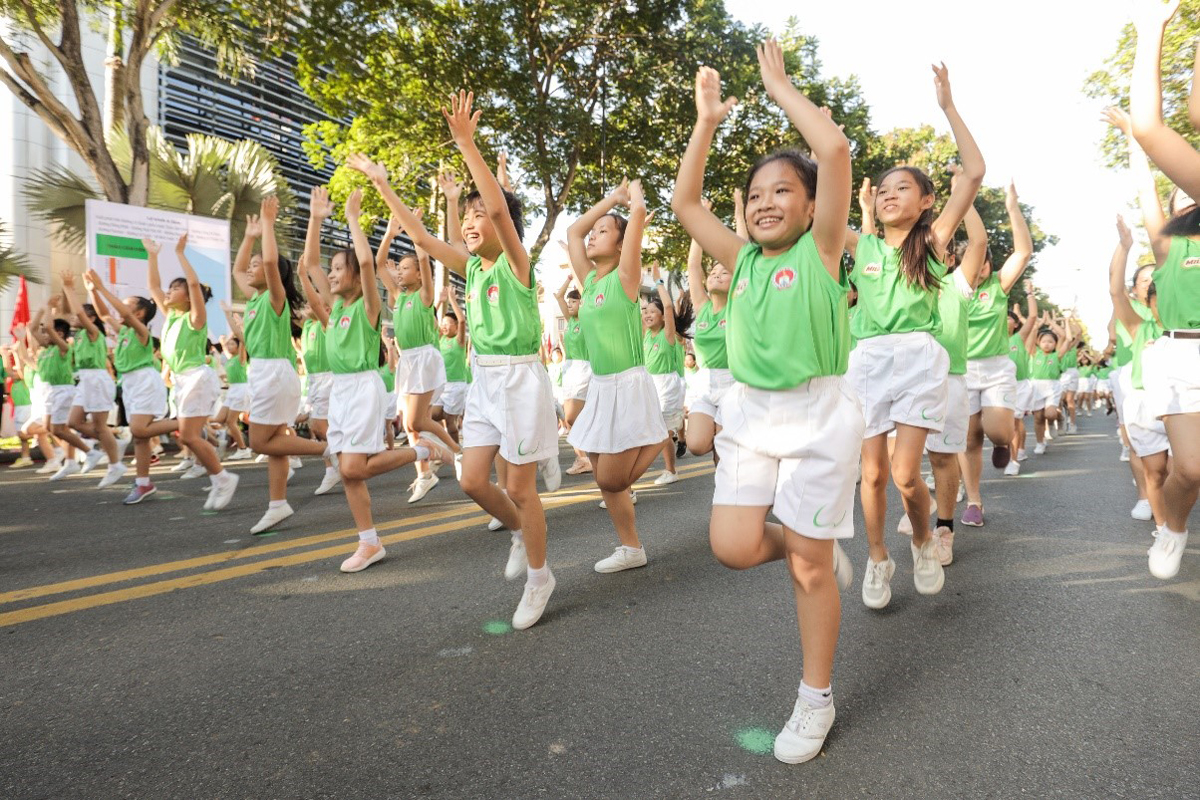 Màn thể dục đồng diễn của hơn 2.100 học sinh tiểu học trên nền nhạc “Năng Động Việt Nam” tươi vui
