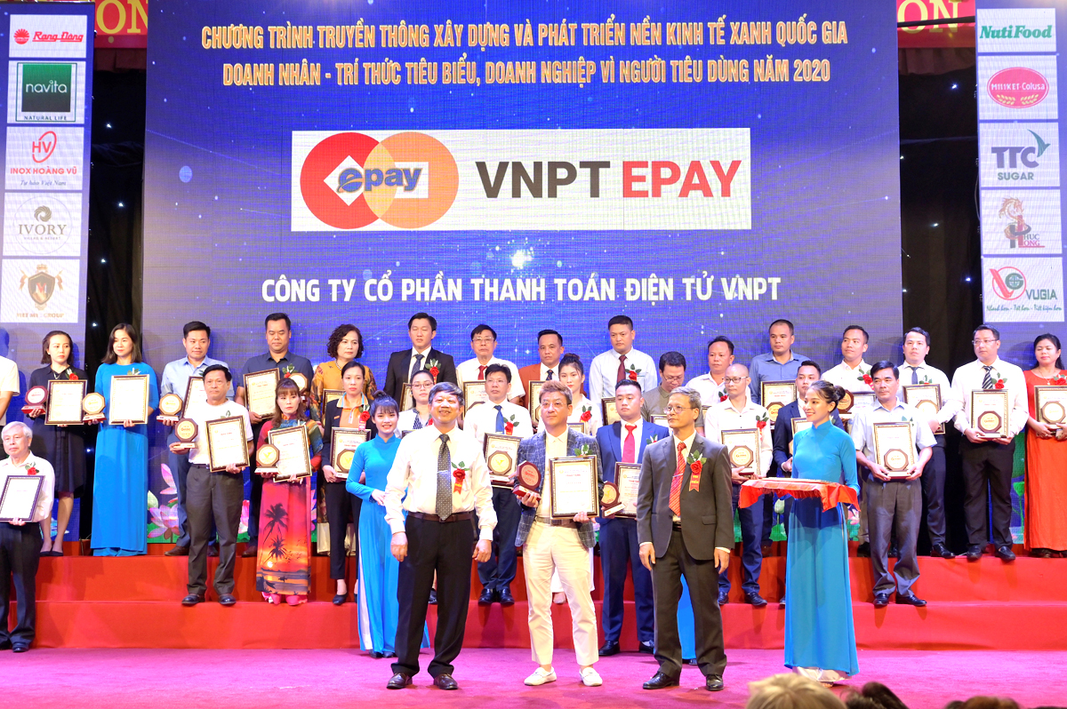 Phó tổng giám đốc VNPT EPAY - ông Jang Ki Hun (thứ 2, hàng trên cùng từ trái sang) vinh dự nhận trao tặng giải thưởng 