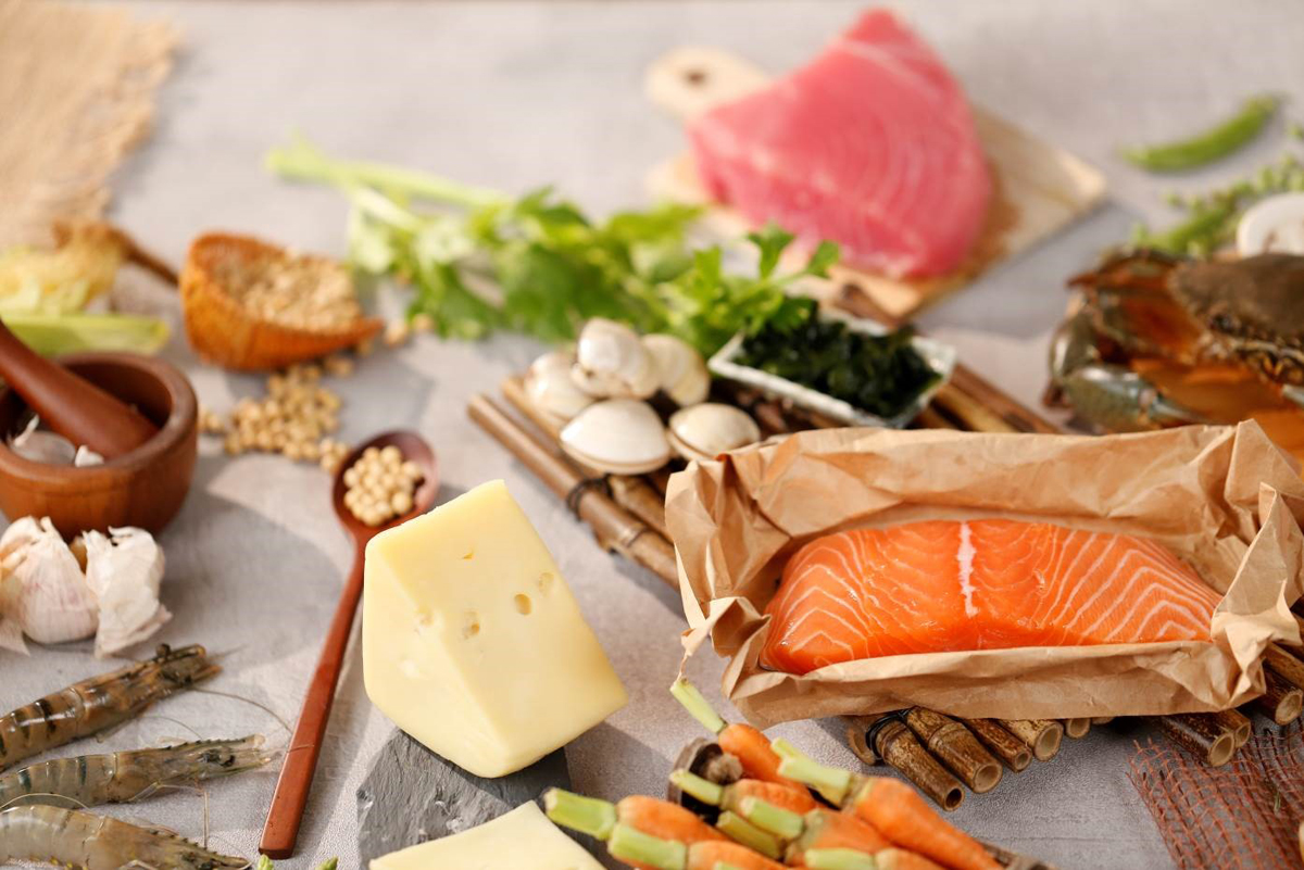 Glutamate tồn tại phổ biến ở nhiều loại thực phẩm như thịt, hải sản, rau củ,…