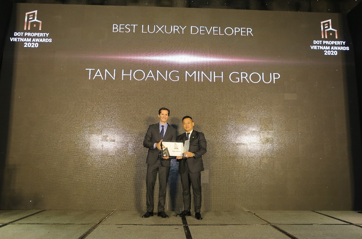 Ông Lê Văn Thịnh, Phó tổng giám đốc Tập đoàn Tân Hoàng Minh nhận giải thưởng “Nhà phát triển bất động sản cao cấp tốt nhất Việt Nam 2020”